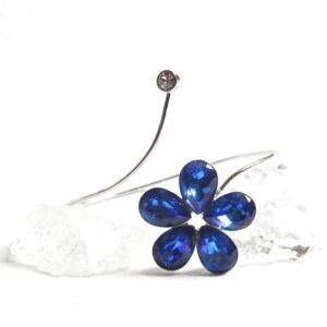 Tmavě modrá květina- jeden kámen