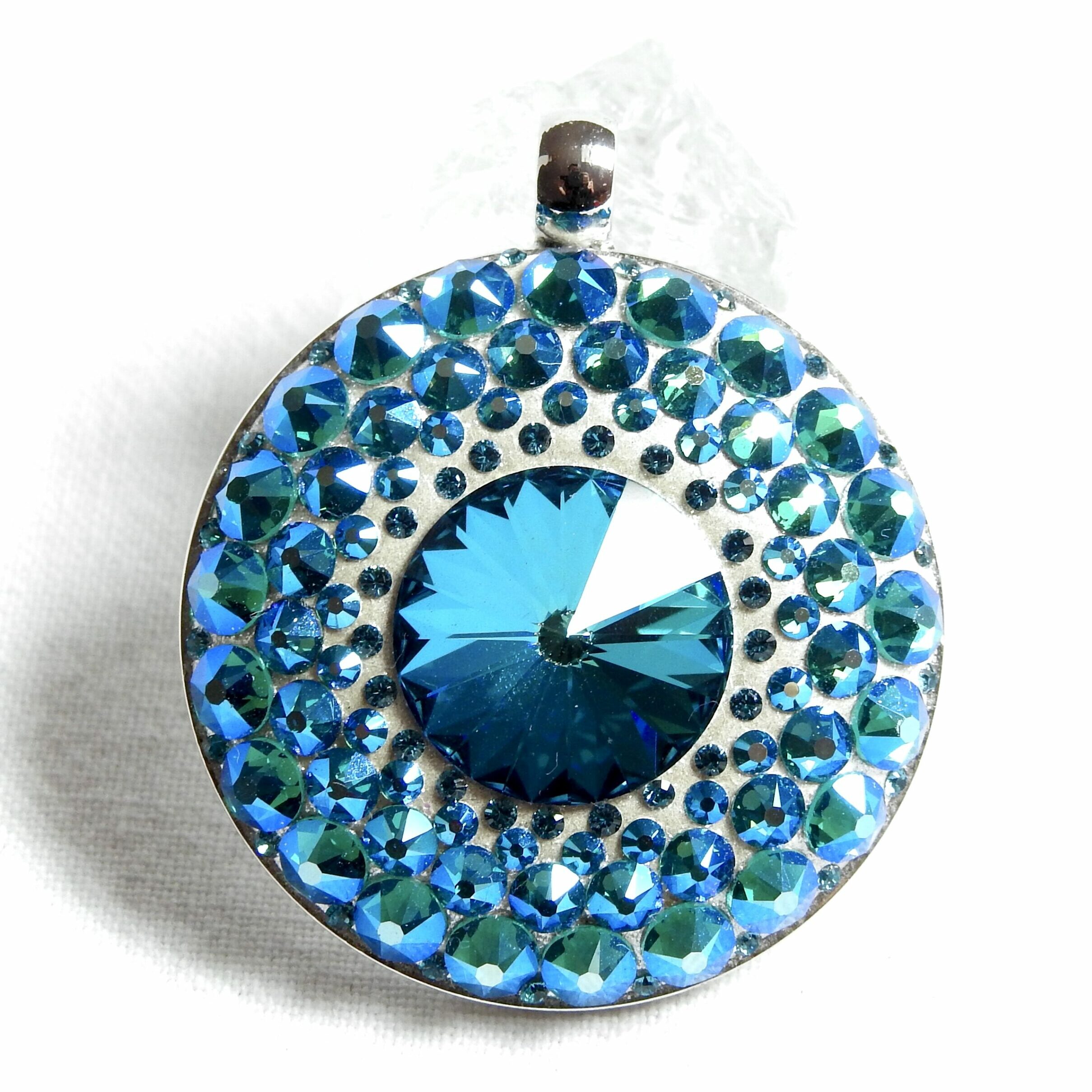 Největší modro-bílý náhrdelník s odlesky