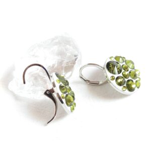 Střední olivovo-bílé náušnice s krátkým zapínáním