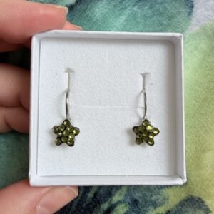 Malé tmavě olivové hvězdičky